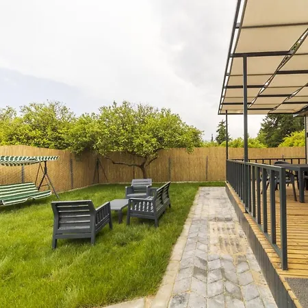 Detached With Garden In Apartman