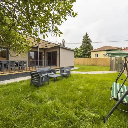 Detached With Garden In شقة *